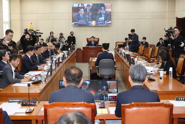 ▲ 5일 국회에서 윤석열 대통령의 비상계엄 선포·해제 경위와 관련 현안 질의를 위해 열린 행정안전위원회 전체회의가 여당 의원들이 퇴장한 가운데 열리고 있다. 연합뉴스