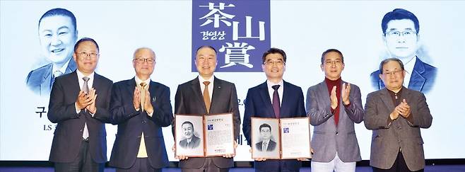 ‘제33회 다산경영상 시상식’이 4일 서울 중림동 한국경제신문사 다산홀에서 열렸다. 다산경영상은 기업인에게 주는 국내 최고 권위의 상으로 한국경제신문이 1992년부터 매년 시상하고 있다. 왼쪽부터 김정호 한국경제신문 사장, 성기학 영원무역 회장, 구자은 LS그룹 회장, 송호성 기아 사장, 권영수 LG에너지솔루션 상근고문과 심사위원장인 박병원 퇴계학연구원 이사장.  /최혁 기자