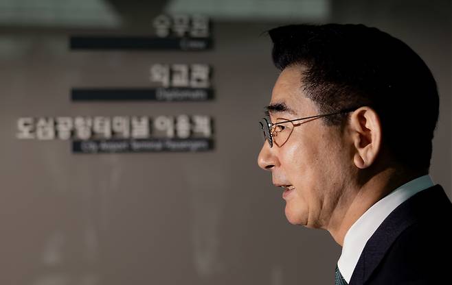 Defense Minister Kim Yong-hyun departs from Incheon International Airport on Oct. 29 to attend the 56th South Korea-U.S. Security Consultative Meeting (SCM). [YONHAP]