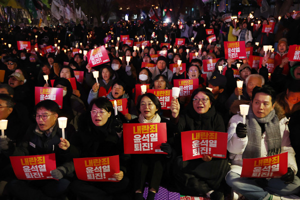 약 1만명(주최 측 추산)의 시민이 4일 오후 서울 종로구 동화면세점 앞에서 민주노총과 참여연대 등의 주도로 진행된 집회에 참여하고 있다. 이들은 ‘내란죄 윤석열 퇴진’ 문구를 담은 팻말과 촛불을 든 채 “국민 주권 실현하자”고 외쳤다. 연합뉴스