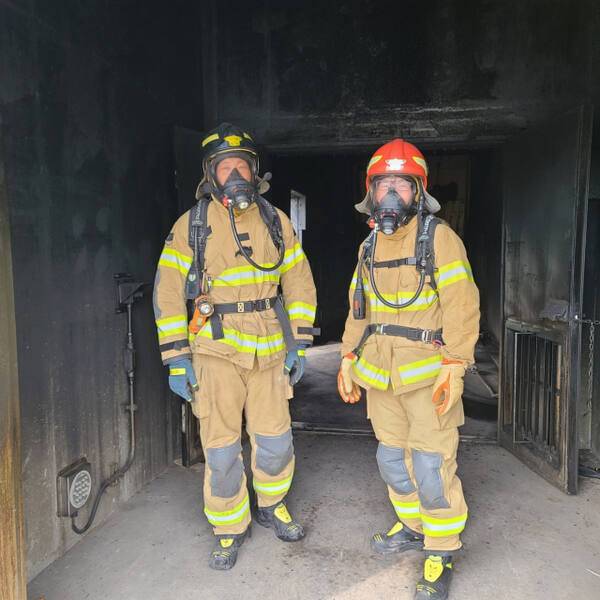 송병준 소방관(좌측)이 중앙소방학교 교육훈련과 동료인 윤종찬 소방관과 지난 2022년 화재교관으로 근무하던 때. 송 소방관은 현직 소방관으로서 현장과 이론을 담아 소방의 역사를 총망라한 책을 펴냈다. 본인 제공