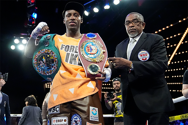브루스 캐링턴은 세계복싱평의회 실버 챔피언(왼쪽 벨트) 겸 세계복싱기구 인터콘티넨털 챔피언(오른쪽 벨트)이다. 사진=AP=연합뉴스 제공