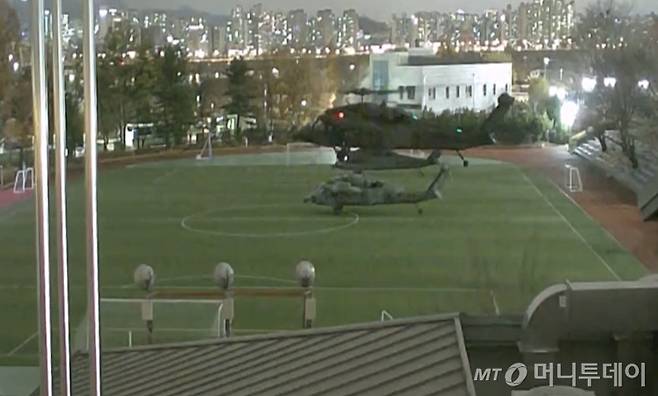 국회사무처가 계엄군의 국회 본관 진입 과정이 담긴 CCTV를 4일 공개했다. 김민기 국회사무총장은 국방부가 헬기로 24차례에 걸쳐 무장한 계엄군 230여 명을 국회 경내로 진입시켰다며 0시 40분에는 계엄군 50여 명을 추가로 국회 외곽 담장을 넘어 진입시켰다고 전했다. 사진은 계엄군이 탄 헬기가 국회 내에 착륙하는 모습. (국회사무처 제공) /사진=뉴스1