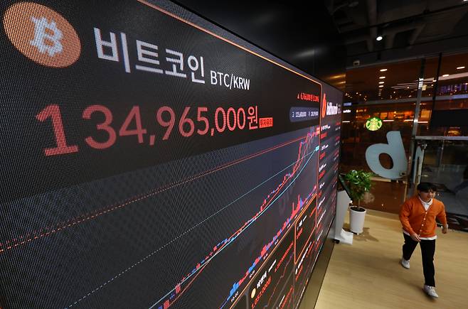 [서울=뉴시스] 황준선 기자 = 4일 서울 서초구 빗썸라운지 전광판에 비트코인 등 가상화폐 시세가 표시되고 있다.  윤석열 대통령의 비상계엄 여파로 국내 시장에서만 30% 폭락하며 한때 8800만원을 기록했던 비트코인은 비상계엄 해제 선언 이후 1억3400만원대를 회복했다. 2024.12.04. hwang@newsis.com /사진=황준선