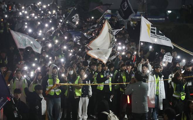 서울대 학생들이 5일 서울 관악구 서울대학교 아크로폴리스 광장에서 윤석열 대통령 퇴진 요구를 안건으로 열린 전체 총학생회에서 스마트폰 불빛을 흔들고 있다./사진=뉴스1