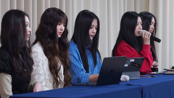 그룹 '뉴진스'가 어도어를 상대로 전속계약 해지를 선언한 가운데 어도어가 대응에 나섰다. 사진은 지난달 28일 긴급 기자회견 중인 뉴진스 멤버들의 모습. /사진=임한별 기자