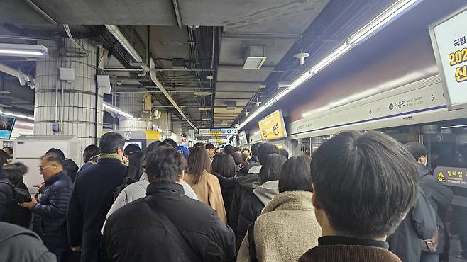 전국철도노동조합(철도노조)이 5일부터 ‘무기한 총파업’에 돌입해 출퇴근길 시민들의 불편이 잇따르고 있다. 사진은 서울역 1호선 승강장. 박지영 기자.