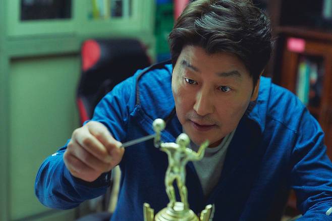 영화 ‘1승’에서 배우 송강호는 배구 감독 김우진 역을 맡아, 만년 꼴찌팀의 ‘1승’에 도전한다.  [키다리스튜디오·아티스트유나이티드 제공]