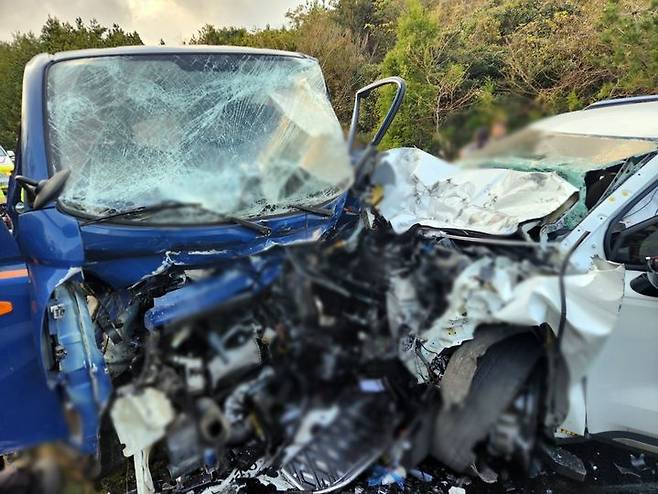 [제주=뉴시스] 3일 오후 제주 서귀포시 남원읍 하례리 소재 도로에서 카니발 차량과 1t트럭이 충돌하는 사고가 발생해 소방당국이 탑승자 구조에 나서고 있다. 이 사고로 4명이 숨지고 4명이 중경상을 입었다. (사진=제주소방안전본부 제공) 2024.12.03. photo@newsis.com  *재판매 및 DB 금지