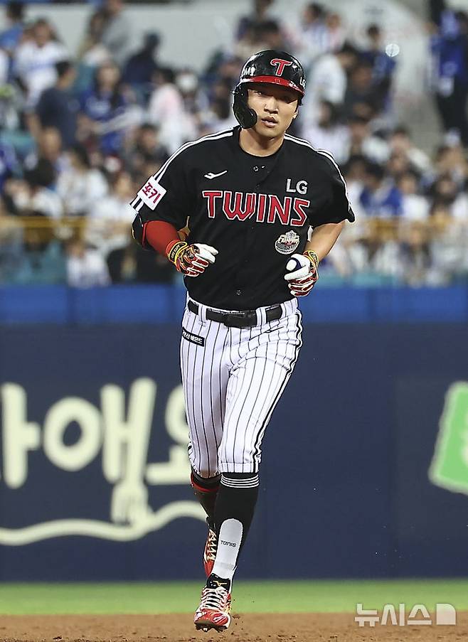 [대구=뉴시스] 김근수 기자 = 15일 오후 대구 수성구 삼성라이온즈파크에서 열린 2024 KBO 포스트시즌 플레이오프 2차전 LG 트윈스와 삼성 라이온즈의 경기, 9회초 무사 주자 없는 상황에서 LG 박해민이 솔로 홈런을 치고 베이스를 돌고 있다. 2024.10.15. ks@newsis.com