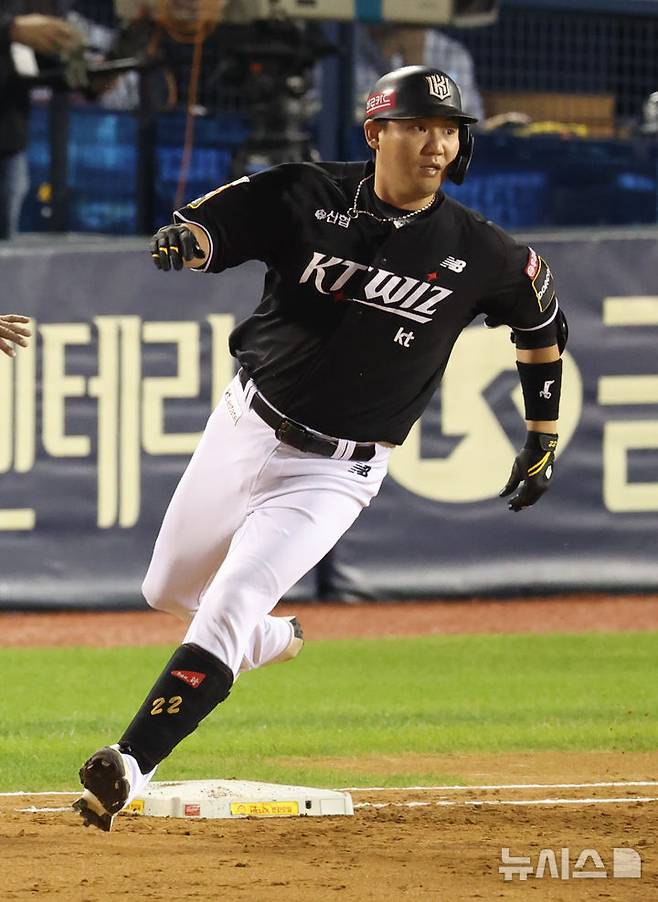 [서울=뉴시스] 황준선 기자 = 2일 서울 송파구 잠실야구장에서 열린 2024 KBO 포스트시즌 와일드카드 결정 1차전 kt 위즈와 두산 베어스의 경기, 1회초 무사 1, 2루 상황 kt 장성우가 1타점 적시타를 친 뒤 진루하고 있다. 2023.10.02. hwang@newsis.com