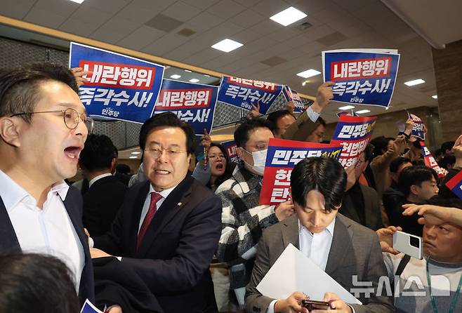 [서울=뉴시스] 고승민 기자 = 5일 서울 여의도 국회 로텐더홀에서 여야 의원 및 당직자들이 '내란행위 즉각수사' 및 '탄핵남용' 등을 외치며 서로를 규탄하고 있다. 2024.12.05. kkssmm99@newsis.com
