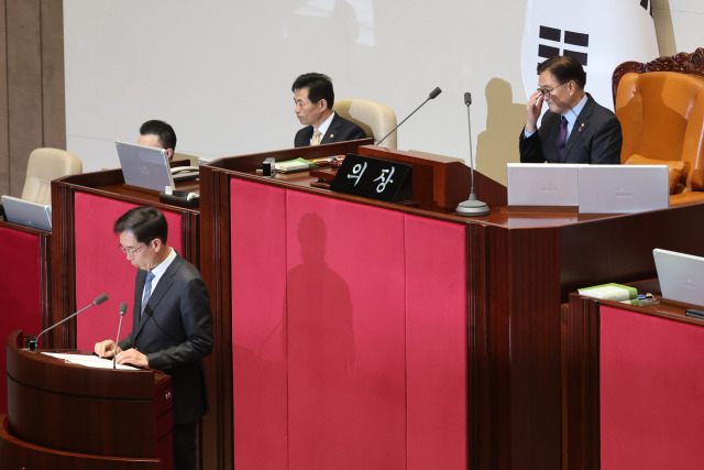 ▲5일 새벽 국회 본회의에서 윤석열 대통령에 대한 탄핵소추안이 보고되고 있다. 국민의힘 의원을 제외한 야6당 의원 190명 전원과 무소속 김종민 의원이 서명한 탄핵소추안은 이날 본회의에 보고된 뒤 24시간 이후 72시간 이내에 표결하게 된다. ⓒ연합뉴스