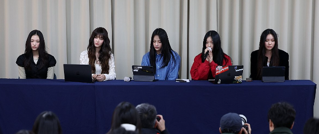 걸그룹 뉴진스가 28일 오후 서울 강남구 스페이스쉐어 삼성역센터에서 열린 전속계약 해지 관련 기자회견에 참석해 있다. 왼쪽부터 해린, 다니엘, 민지, 하니, 혜인. 2024.11.28 [공동취재] 연합뉴스