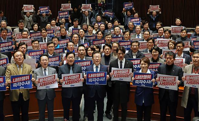 더불어민주당 이재명 대표(첫줄 왼쪽에서 네번째)와 같은 당 의원들이 의원총회에서 윤석열 대통령에 대한 사퇴 촉구 피케팅을 하고 있는 모습.   뉴시스