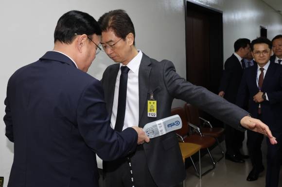 김봉식 서울경찰청장이 5일 오후 비상계엄 선포와 대응과 관련한 긴급 현안질의가 진행되는 국회 행정안전위원회 전체회의에 출석하기에 앞서 회의장 출입구에서 몸수색을 받고 있다. 2024.12.5 연합뉴스