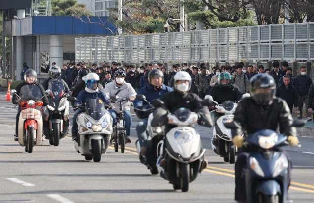 5일 오후 울산시 북구 현대자동차 명촌정문에서 오전조 근무자들이 2시간 일찍 퇴근하고 있다. 연합뉴스