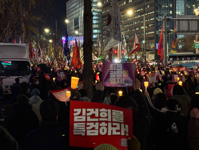 5일 ‘내란죄 윤석열 퇴진 시민대회’에 참석한 시민들이 서울 광화문 동화면세점 앞에서 촛불을 밝히고 있다. 정다은 기자