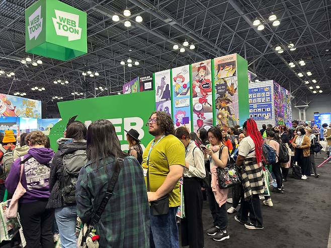 10월18일 미국 ‘뉴욕 코믹콘 2024’ 네이버웹툰 부스에서 열린 사인회에 팬들이 줄지어 서 있다. ⓒ연합뉴스