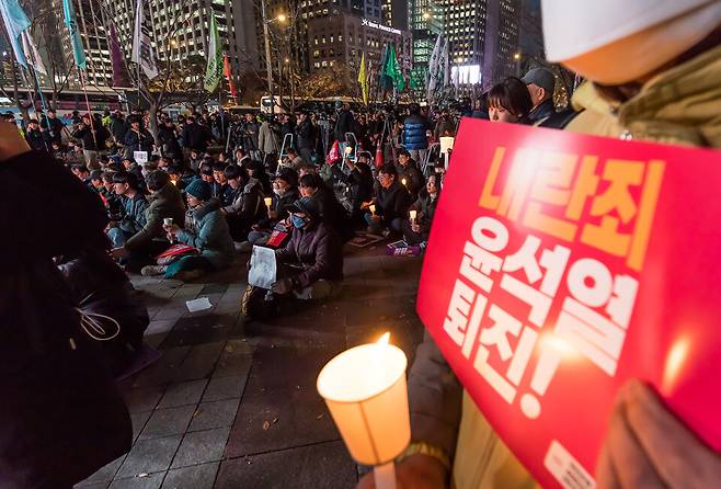 시민사회단체 관계자들이 4일 오후 서울 종로구 동화면세점 앞에서 윤석열 대통령의 퇴진을 촉구하는 촛불집회를 하고 있다. ⓒ 시사저널 최준필