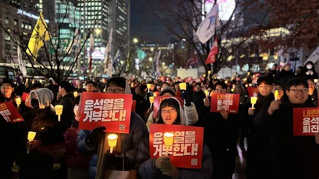 12월5일 서울 광화문역 인근에서 열린 '윤석열 퇴진 시민대회'에 참여한 시민들의 모습. 앳된 얼굴의 젊은층이 상당수 집회에 참여했다. ⓒ시사저널 정윤경