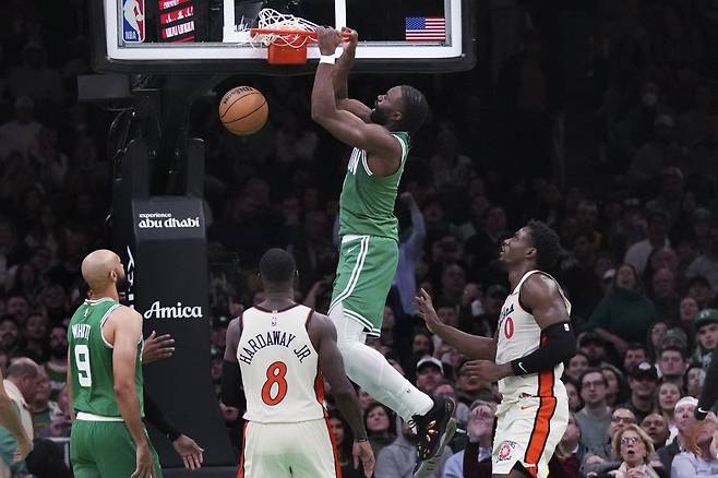 보스턴의 제일런 브라운(오른쪽에서 2번째)이 5일(한국시간) TD센터에서 열린 디트로이트전에서 투 핸드 덩크슛을 터트리고 있다. 보스턴은 디트로이트를 완파하고 동부지구 2위를 지켰다. 보스턴(미 매사추세츠주)｜AP뉴시스