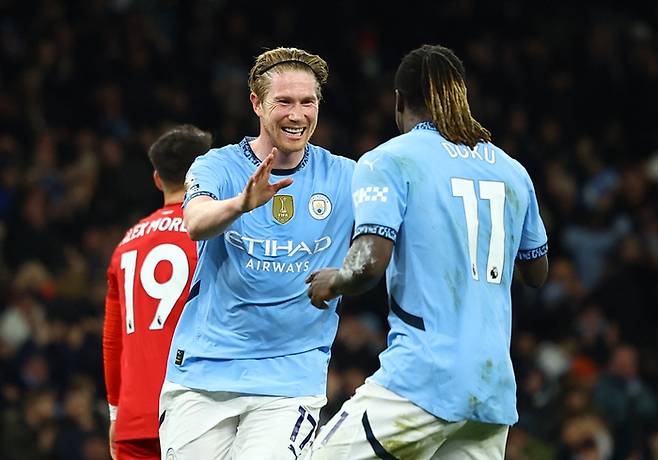 맨체스터 시티(이하 맨시티)가 8경기 만에 이겼다. 케빈 더 브라위너의 1골 1도움 맹활약을 앞세워 노팅엄 포레스트를 3-0으로 꺾고 리그 4연패에서 탈출했다. <저작권자(c) 연합뉴스, 무단 전재-재배포, AI 학습 및 활용 금지>