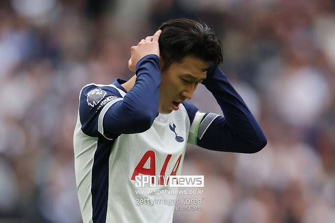 ▲ 영국 매체 \'팀토크\'는 “후벵 아모림 감독 체제의 맨체스터 유나이티드가 손흥민을 영입하기 위해 계획을 세우고 있다. 맨유는 손흥민이 자유계약 신분이 되는 2025년 여름에 올드 트래포드로 데려올 준비를 하고 있다. 손흥민은 아시아와 전 세계에서 마케팅적 효과가 엄청난 선수다. 맨유는 과거 호날두와 같은 세계적 스타를 통해 얻었던 글로벌 팬층을 다시 확보할 기회를 손흥민을 통해 찾고 있다”고 전했다. 맨유에서 ‘7번’은 단순한 등번호 그 이상이다. 조지 베스트, 에릭 칸토나, 데이비드 베컴, 크리스티아누 호날두 등 축구 역사에 이름을 남긴 레전드들이 착용했던 상징적인 번호다. 그러나 최근 몇 년간 \'7번\'의 명성은 빛을 잃었다. 알렉시스 산체스, 제이든 산초, 메이슨 마운트 등 몸값 높은 선수들이 기대 이하의 모습을 보이고 있다. 스페인 매체에서는 손흥민의 바르셀로나 이적설을 연달아 보도하고 있다