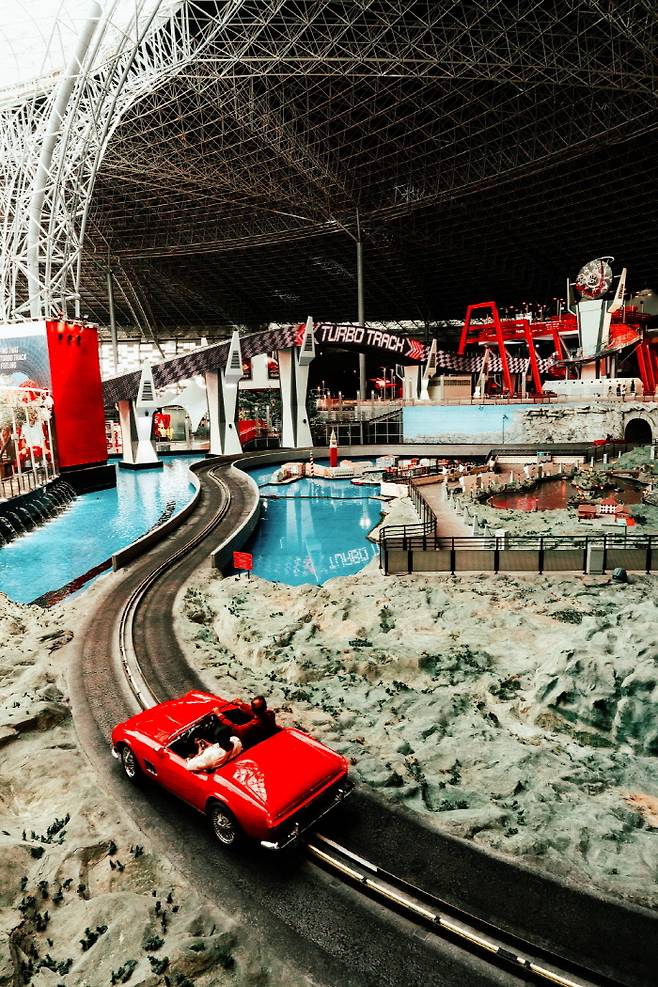 페라리의 본고장인 이탈리아가 축소판으로 꾸며진 공간. 1958년경의 소형 페라리 250 캘리포니아를 타고 여유롭게 드라이브를 즐기는 방문객들