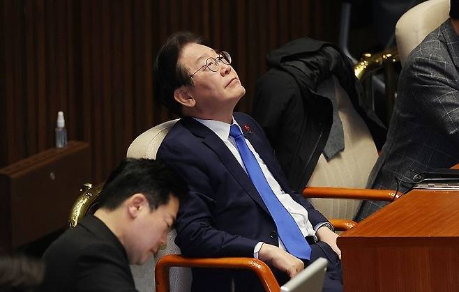 본회의 출석한 이재명 대표 (서울=연합뉴스) 김주성 기자 = 더불어민주당 이재명 대표가 5일 새벽 국회 본회의에 출석해 잠시 생각에 잠겨 있다. 
    이날 본회의에서는 야당이 추진하는 윤석열 대통령에 대한 탄핵안소추안이 보고된 가운데, 국민의힘은 반대 입장을 당론으로 정했다. 2024.12.5 utzza@yna.co.kr