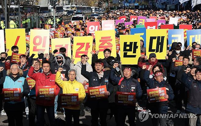 철도노조 총파업 출정식 (서울=연합뉴스) 김인철 기자 = 5일 서울역 앞에서 열린 전국철도노동조합(철도노조)서울지방본부 총파업 출정식에서 참가자들이 구호를 외치고 있다. 2024.12.5 yatoya@yna.co.kr