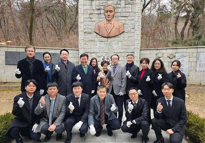 세계한인무역협회, 이준 열사 묘역 참배 (서울=연합뉴스) 강성철 기자 = 세계한인무역협회 임직원들이 5일 서울 강북구 수유동 소재 이준 열사 묘역을 찾아 참배했다. 2024.12.5 wakaru@yna.co.kr