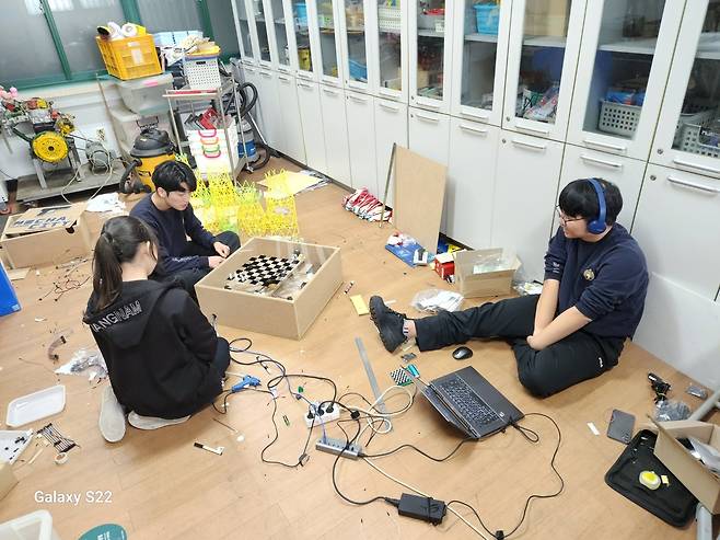 2025학년도 수능 만점자 서장협(오른쪽)군이 공학 동아리에서 활동하는 모습 [본인 제공. 재판매 및 DB 금지]