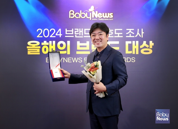 심우길 크림하우스 팀장이 2024 브랜드 선호도조사 올해의 브랜드 대상 시상식에서 유아안전매트 부문 상패를 전달받고 기념촬영을 하고 있다. 이효상 기자 ⓒ베이비뉴스