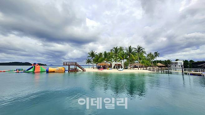 인도네시아 바탐의 부속섬인 라노에선 다양한 해양스포츠를 즐길 수 있다. 바탐 섬 남쪽 끝자락에 자리한 이 작은 섬은 보트를 타고 들어갈 수 있다. 온전한 ‘쉼’이 필요한 순간이라면 라노섬은 더할 나위 없는 완벽한 선택지다.