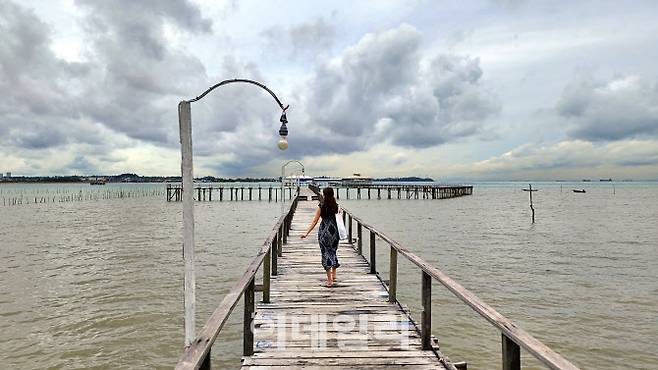바탐의 옛모습을 그대로 간직하고 있는 원주민마을 ‘발레발레’. 마을 앞 해변에는 바다를 향해 길게 뻗은 덱이 놓여져 있어 여행객들이 인증사진을 찍기 위해 많이 찾는다.