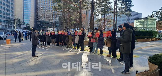 가락문정오금 주민권익위원회가 6일 오후 서울시청사 앞에서 옛 성동구치소 부지개발 원안이행을 촉구하는 집회를 열고 있는 모습. (사진=박종현 송파구의원)