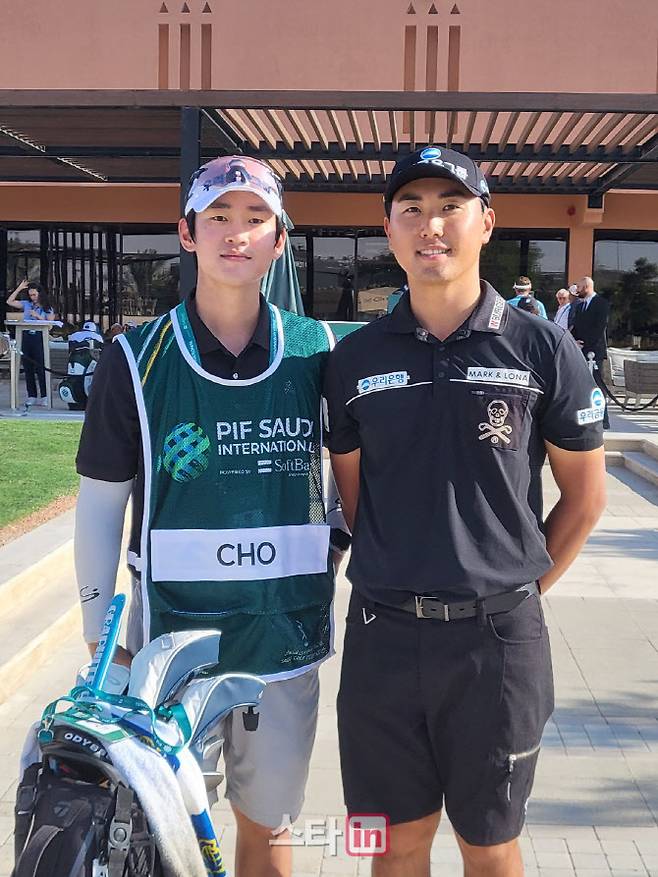 조우영(오른쪽)이 6일(한국시간) 사우디아라비아 리야드의 리야드 골프클럽에서 열린 PIF 사우디 인터내셔널 3라운드 경기를 마친 뒤 캐디와 함께 포즈를 취하고 있다. (사진=주영로 기자)