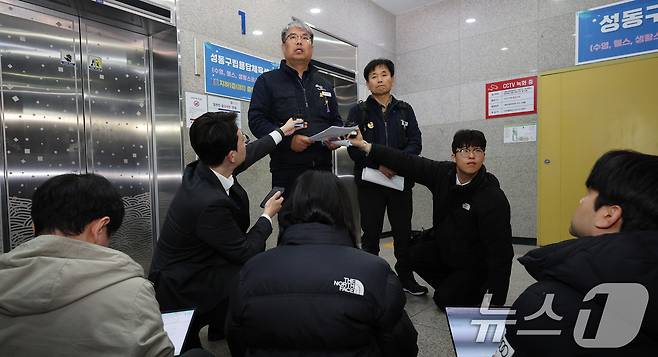 김태균 서울교통공사 제1노조 위원장이 6일 새벽 서울 성동구 서울교통공사 인재개발원에서 사측과의 교섭을 타결한 뒤 취재진과 인터뷰하고 있다. 교통공사 1노조인 서울교통공사노조는 전체 조합원의 60%를 차지하고 있다. 2024.12.6/뉴스1 ⓒ News1 장수영 기자