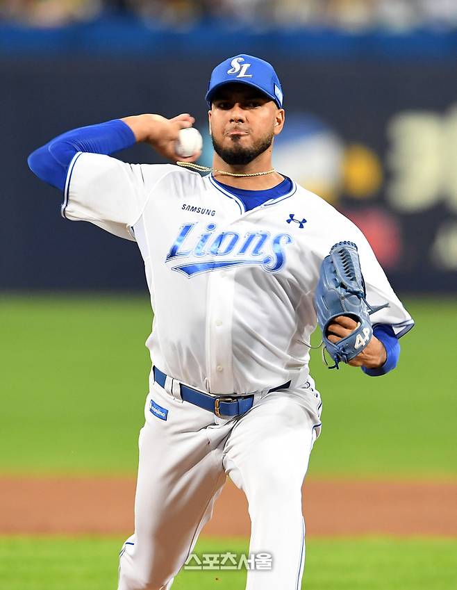 삼성 레예스가 대구삼성라이온즈파크에서 열린 2024 KBO 한국시리즈 3차전 KIA와 경기에 선발 등판해 힘차게 공을 던지고 있다. 대구 | 박진업 기자 upandup@sportsseoul.com