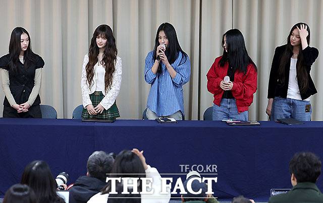 그룹 뉴진스가 소속사 어도어와 전속계약 해지를 선언한 가운데 연제협이 "뉴진스 사태로 K팝이 뿌리부터 흔들리고 있다"며 비판했다. 사진은 지난달 뉴진스 긴급 기자회견 당시 모습. /더팩트 DB