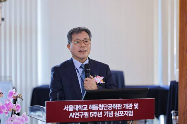 장병탁 서울대 AI연구원장이 설립 5주년 기념 심포지엄에서 개회사를 하고 있다.
