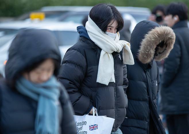 영하권 추위가 시작된 지난 3일 오전 서울 광화문네거리에서 시민들이 두터운 옷을 입고 출근길 발걸음을 옮기고 있다. /박상훈 기자