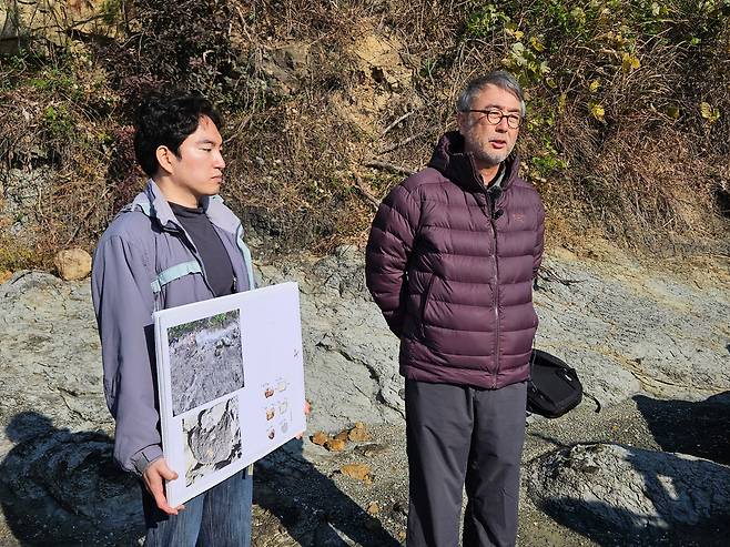 이융남 서울대 지구환경과학부 교수(오른쪽)와 이성진 박사후연구원이 소륵도에서 공룡 뼈 화석 조사 결과를 발표하고 있다. 국가유산청은 이번 조사 결과를 토대로 내년 초부터 본격적으로 발굴팀을 꾸리고 국내 첫 공룡 뼈 발굴에 나선다. 발굴팀에는 공룡 연구자와 함께 채석 기술자, 중장비 기사 등이 참여할 예정이다./여수=이병철 기자