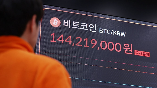 비트코인 가격이 사상 최초로 10만 달러 선을 돌파한 지난 5일 오후 서울 서초구 빗썸라운지 강남점에 비트코인 가격이 표시돼 있다. ⓒ연합뉴스