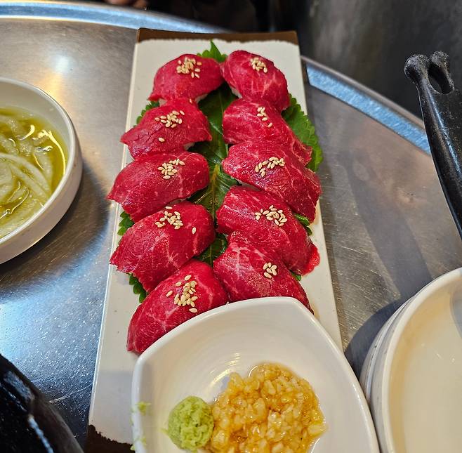 20240122_191455.jpg 2024년에 해장국 2800원, 한우초밥 7000원인 안양 식당