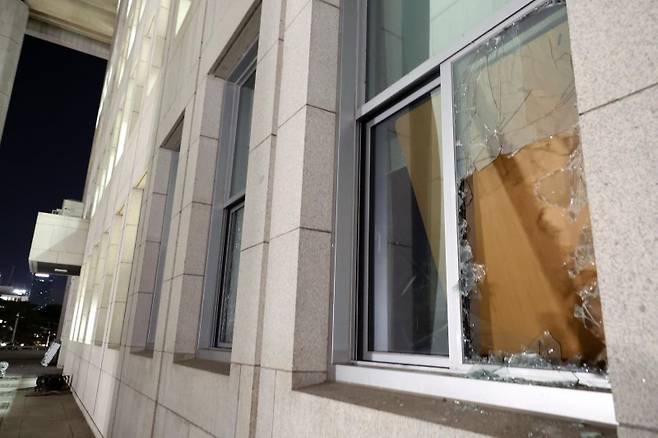 지난 4일 서울 여의도 국회 국민의힘 정책위의장실 유리창 등 기물이 계엄군의 진입 시도로 인해 파손돼 있다. /사진=뉴시스