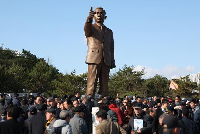 5일 오전 경북 안동시 경북도청 앞 천년숲에서 박정희 대통령 동상 제막식이 열리고 있다. 연합뉴스