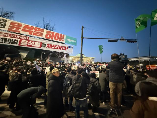 6일 서울 영등포구 국회 정문 앞에 모인 시민들. 허유정 기자