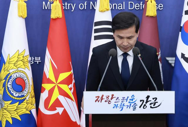 김선호 국방부 장관 직무대리가 6일 서울 용산 국방부에서 비상계엄 사태와 관련한 긴급 브리핑을 하기 앞서 인사하고 있다. 연합뉴스